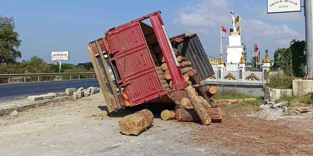 Lastiği patlayan tomruk yüklü kamyon devrildi, sürücünün burnu bile kanamadı