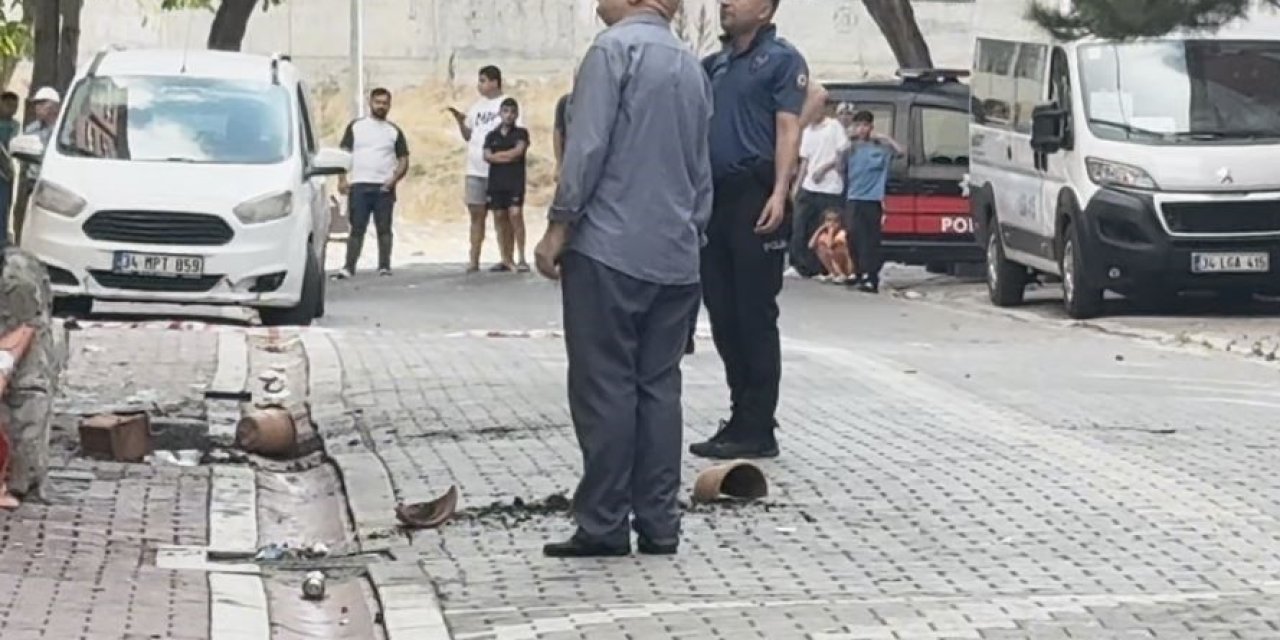 Evini yakmaya çalıştı, müdahale eden polise saksı attı