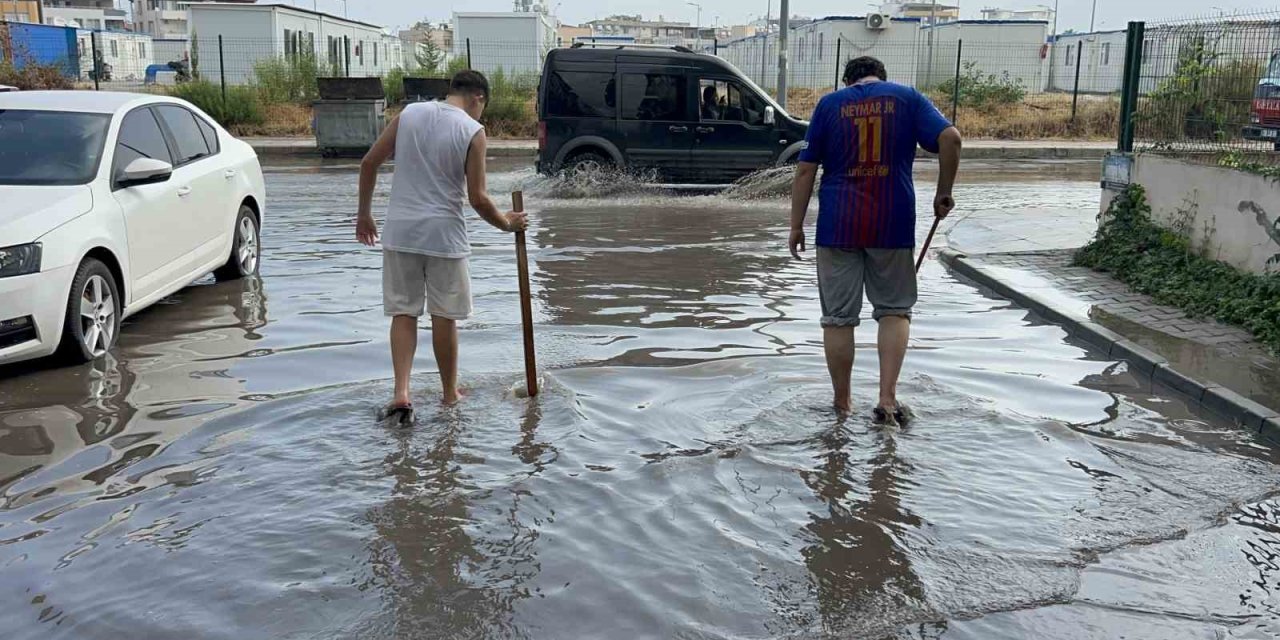 Son 65 yılın en kurak dönemini yaşayan kentte yollar göle döndü