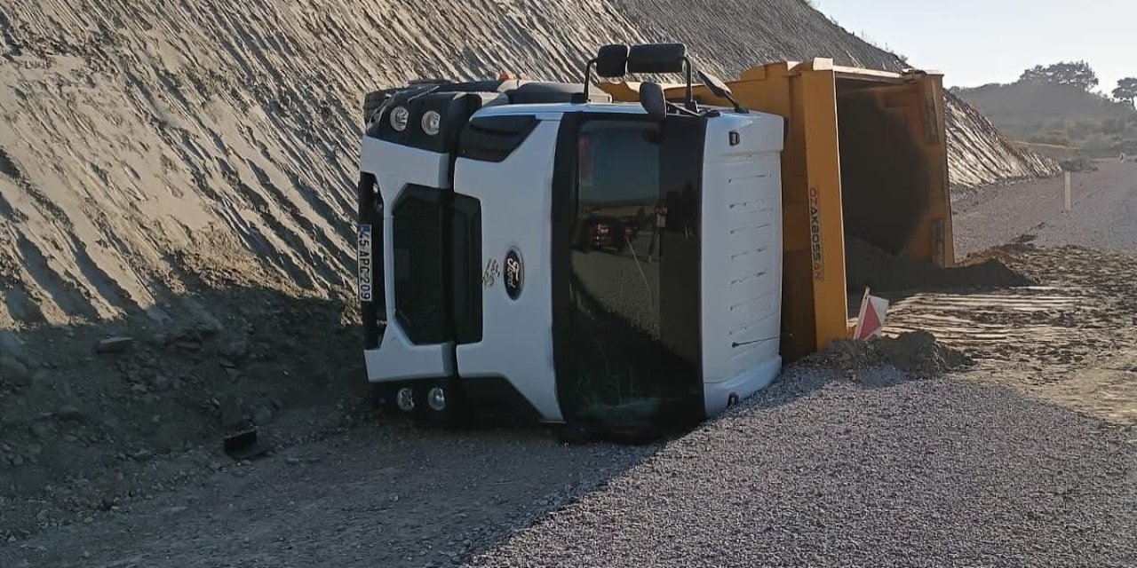 Park halindeki kamyon kendi kendine hareket edip devrildi