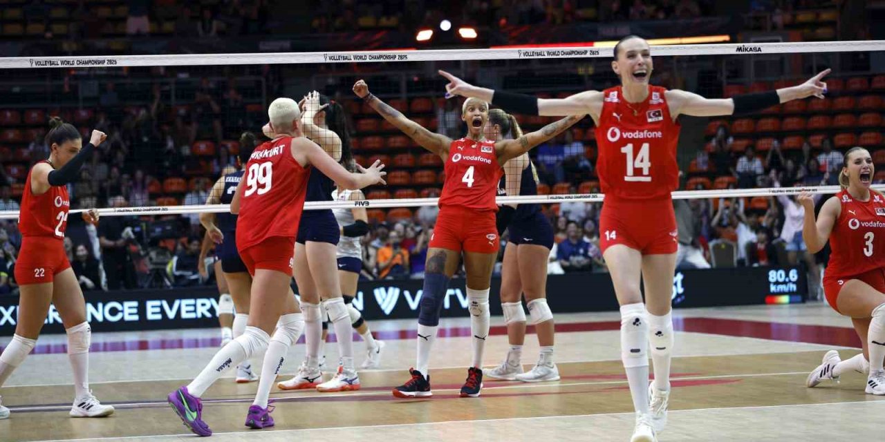 A Milli Kadın Voleybol Takımı final için sahada