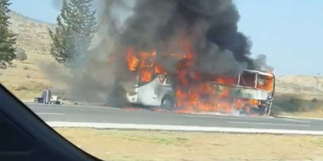 Şoförden tam zamanında müdahale: Yolcular indi, otobüs alev aldı
