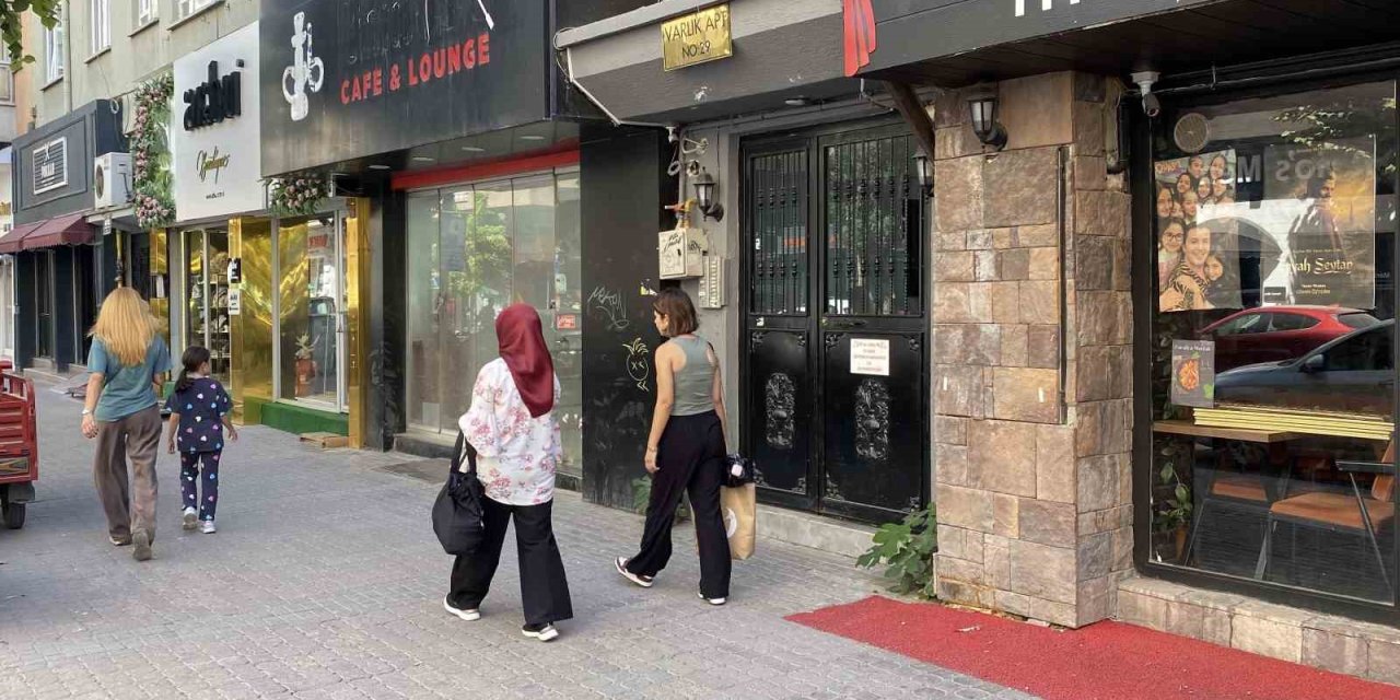 Bir kadın dükkanların önünde duran dekorasyon malzemelerini çaldı