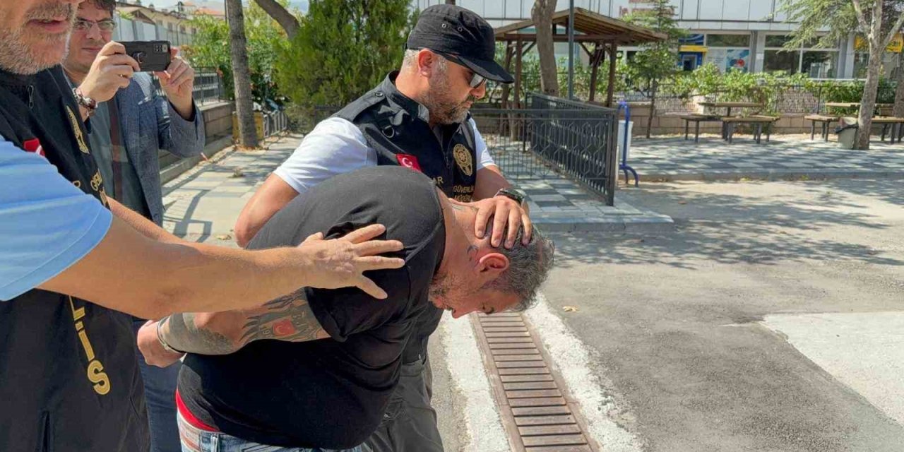 Sosyal medyadan valiye küfür etti, kendini polislerin kolunda buldu