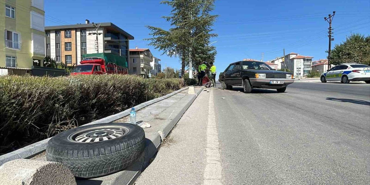 Orta refüjü aşarak karşı şeride geçen otomobilin tekeri koptu