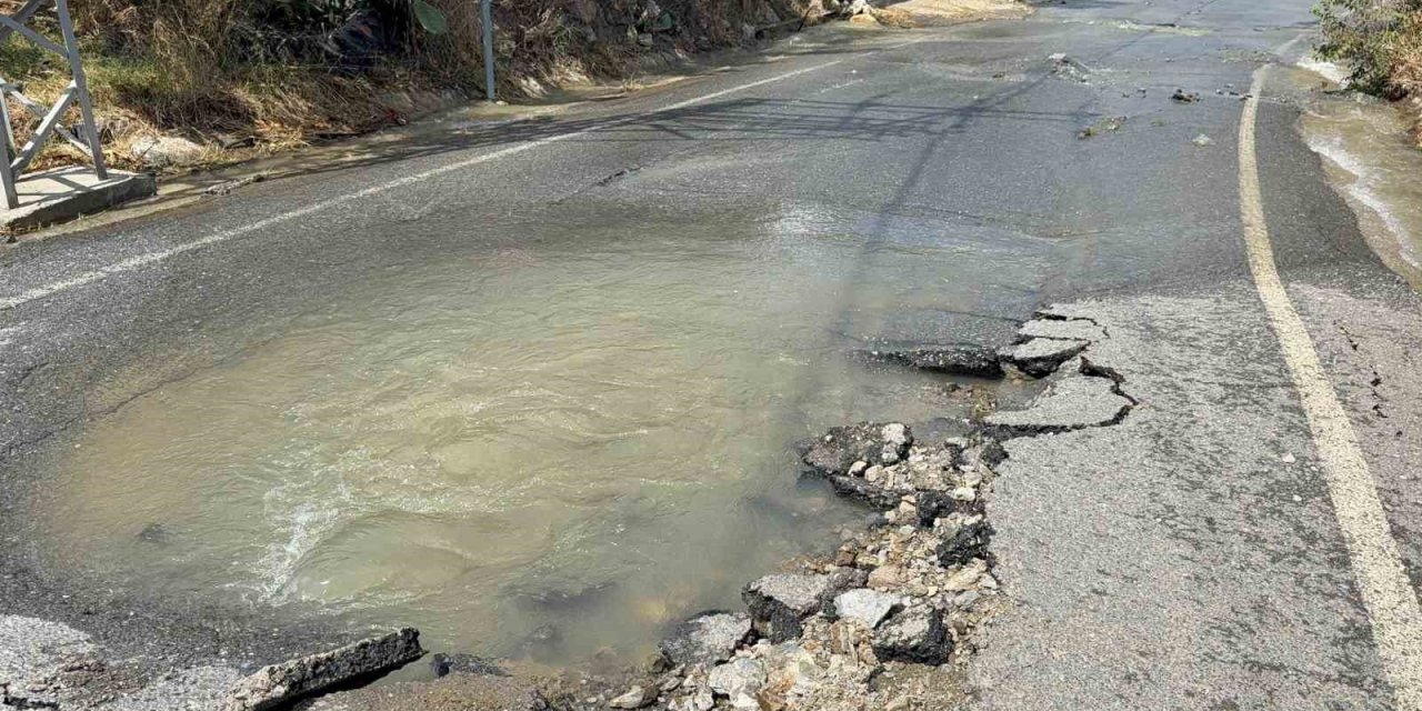 DSİ’ye ait su borusu patladı, yol akarsuya döndü