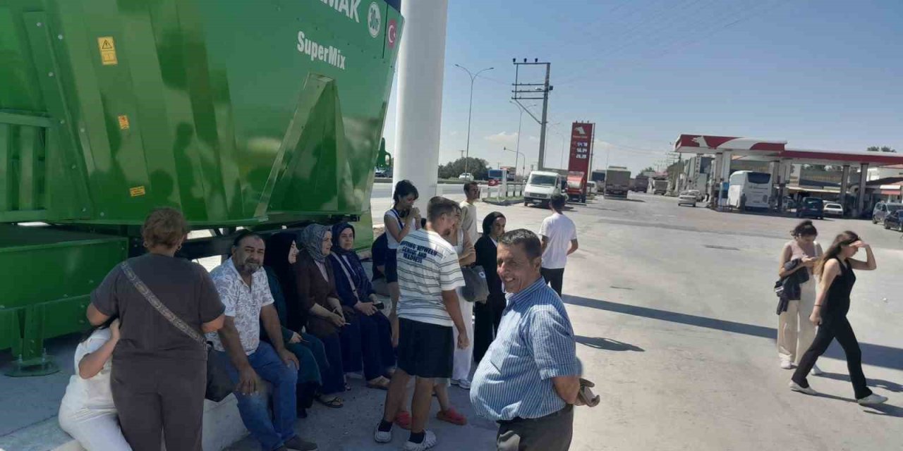 İzmir'den Yola Çıkan Adana Otobüsü Konya'da Kaldı! Yolculardan Mazot Parası İstediler