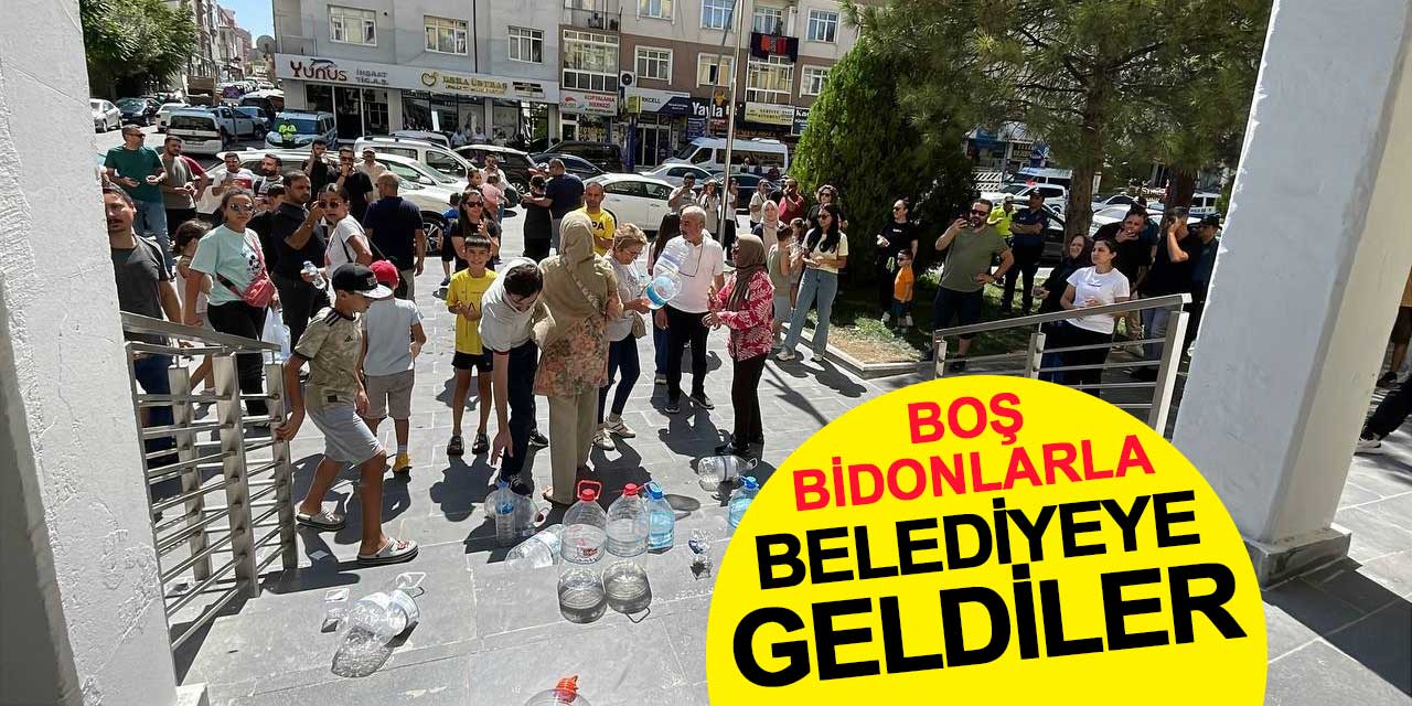 Karaman’da Susuzluk Protestosu: Vatandaşlar Belediye Önüne Su Bidonlarıyla Geldi
