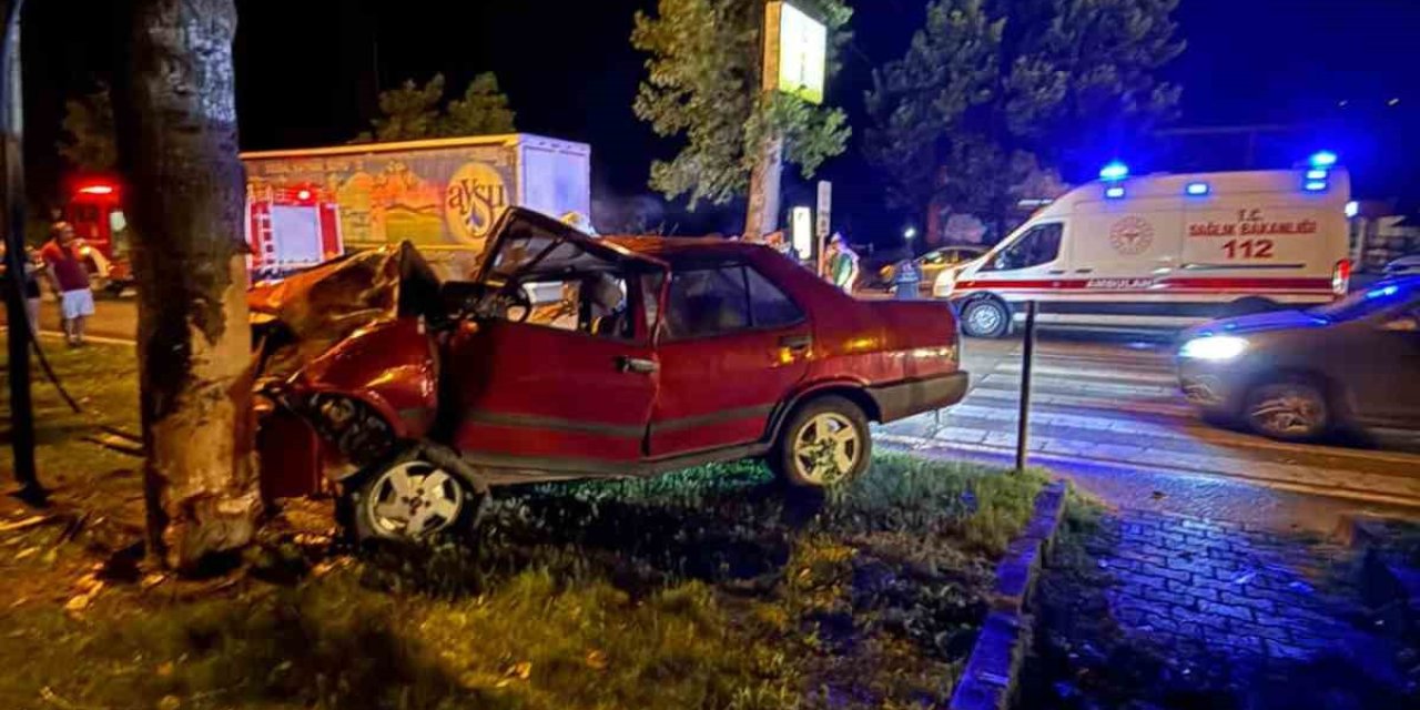 Ağaca çarpan Tofaş bu hale geldi, sürücü yaşamını yitirdi