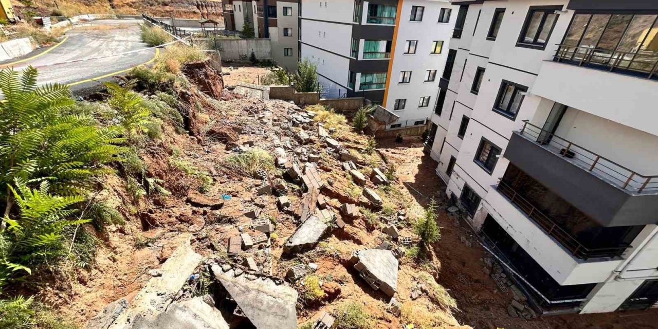 Şiddetli yağış Ankara'da duvarı yıktı