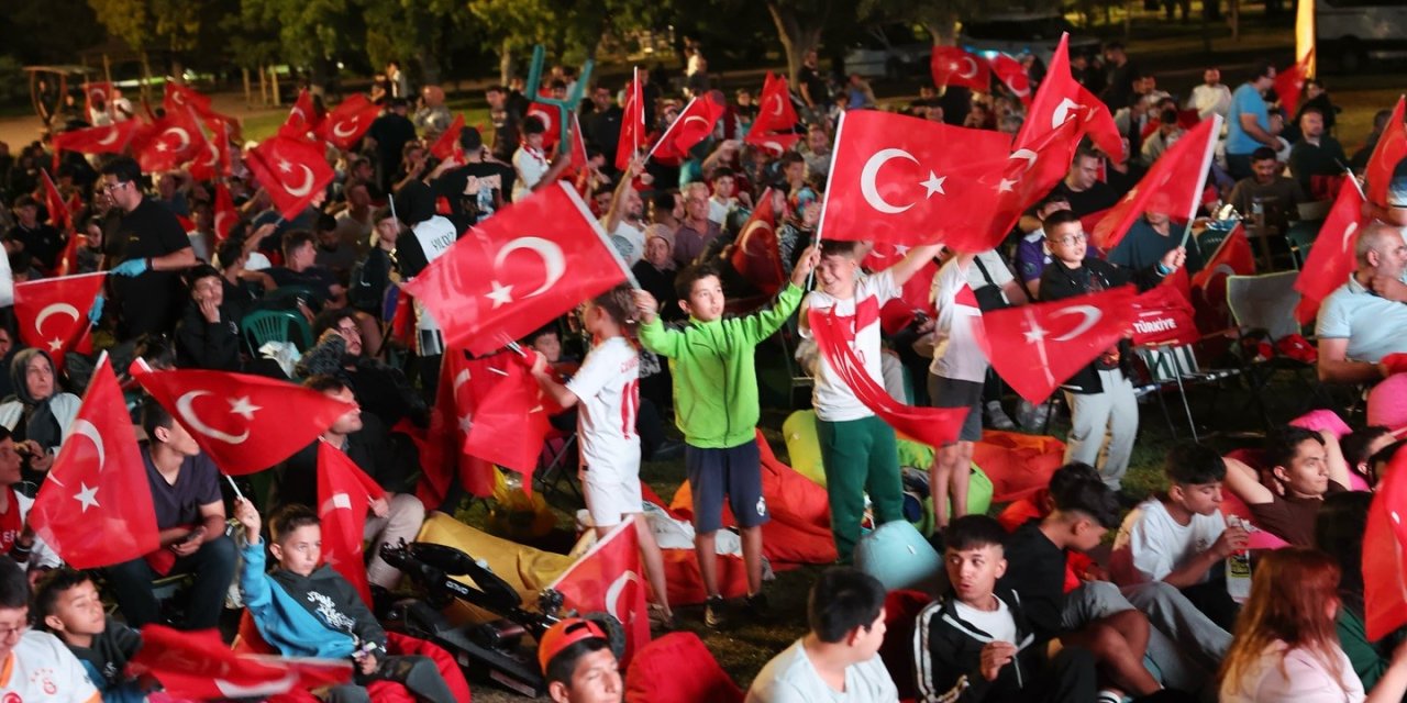 Dev ekranda milli maç heyecanı, hayal kırıklığıyla sonuçlandı