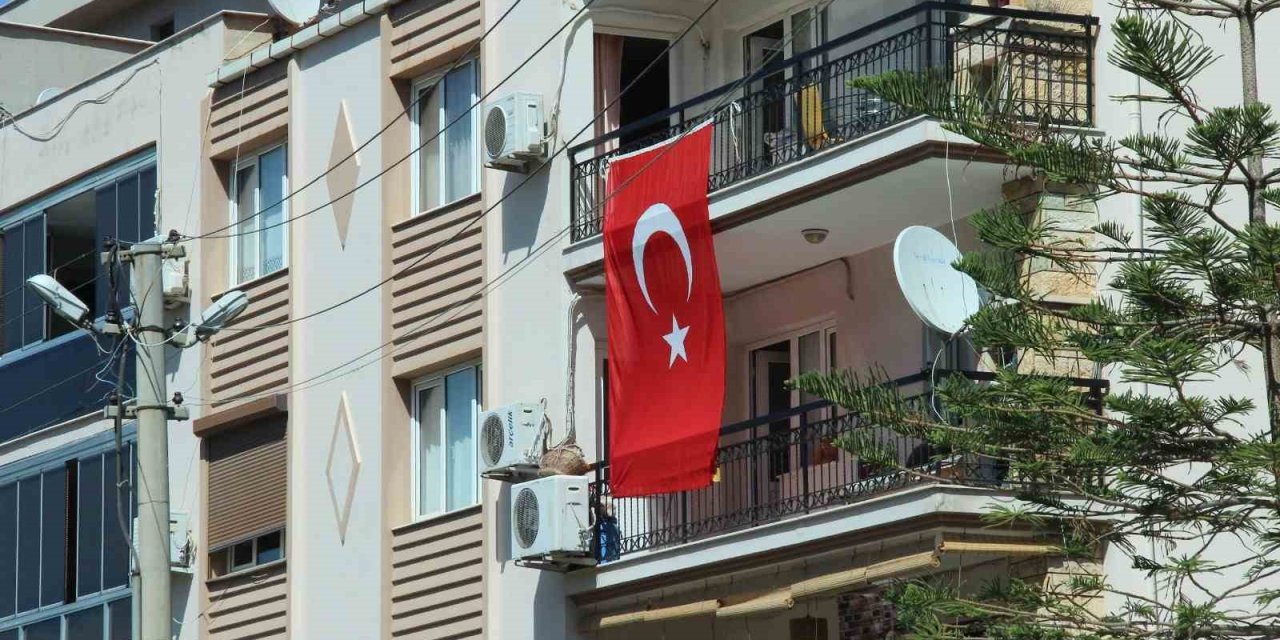 Saldırının olduğu sokak Türk bayraklarıyla donatıldı