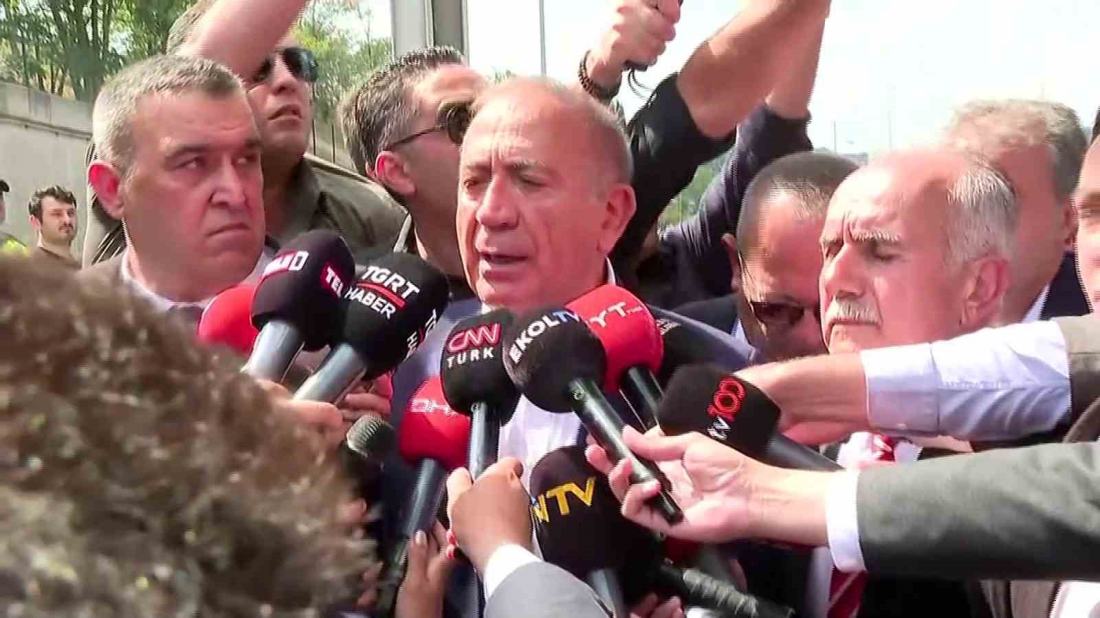 Gürsel Tekin’e aracına binerken su şişesi fırlattılar