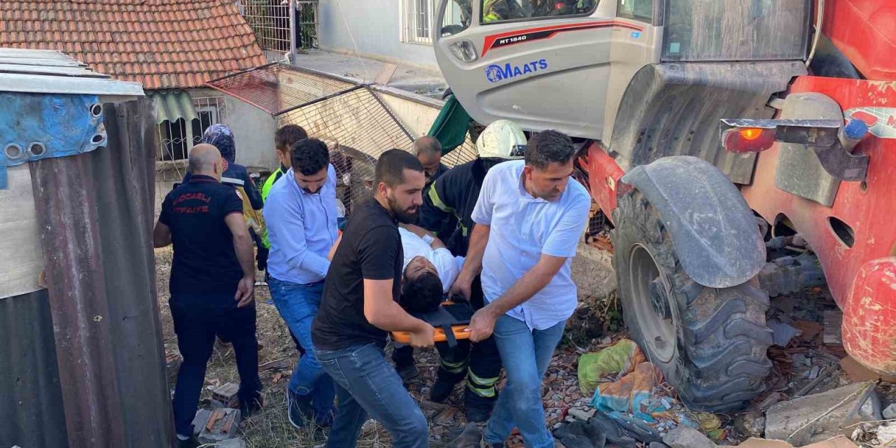 Yokuş aşağı inen iş makinesi kontrolden çıktı: 2’si çocuk 4 yaralı