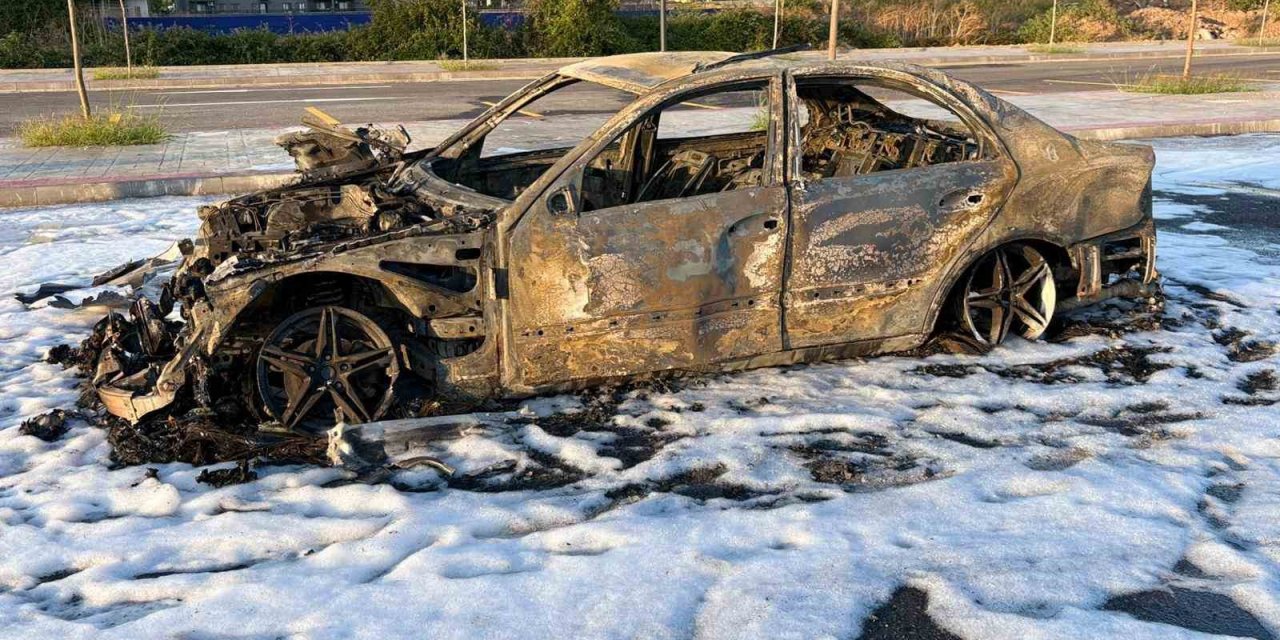 Aracını gümrükten geçiremeyince ateşe verdi