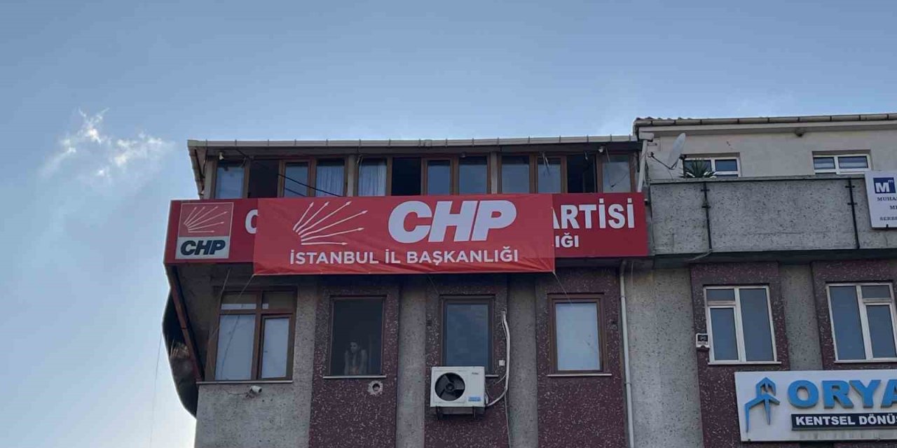 Bahçelievler İlçe Başkanlığı binasına "CHP İstanbul İl Başkanlığı" yazısı asıldı