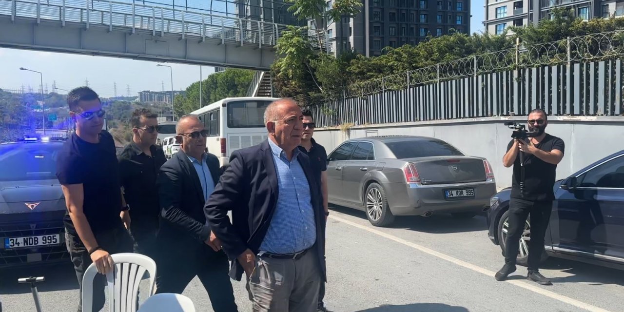 CHP önünde bekleyen basın mensuplarına manidar açıklama: Türkiye'nin gerçek gündemiyle meşgul olun