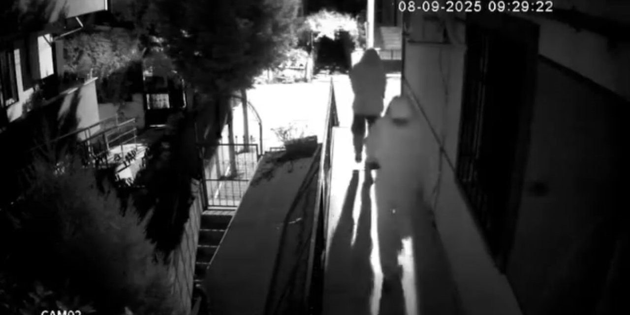 İçeriye giremeyince, kapının önündeki ayakkabıları çaldı