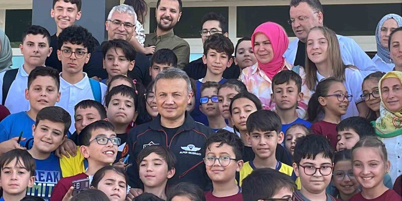 Türkiye’nin ilk astronotu Alper Gezeravcı, Karaman’da öğrencilerle buluştu