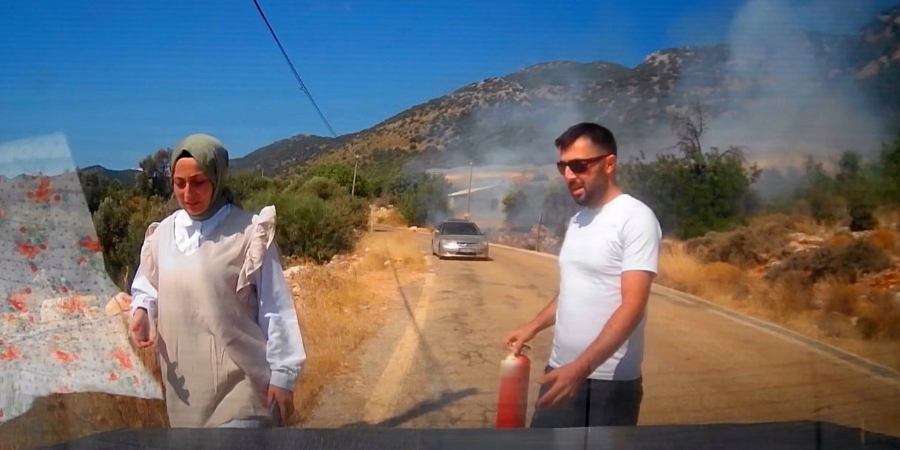 Yoldan geçerken yangını gördüler, durup müdahale ettiler