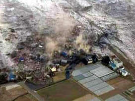 Dev dalgaların şehri yutma anı / VİDEO