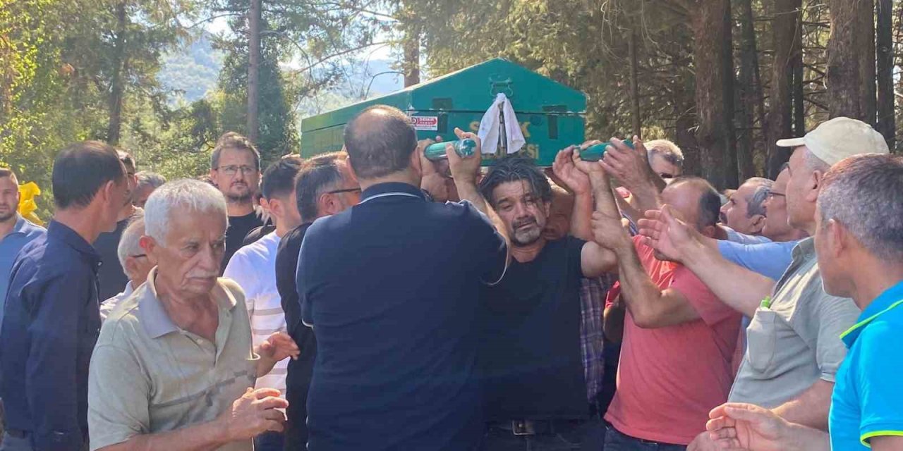 Okulda kalp krizi geçiren 12 yaşındaki Mehmet Demirhan toprağa verildi