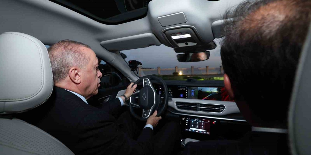 Cumhurbaşkanı Erdoğan’a, TOGG’un yeni modeli T10F hediye edildi
