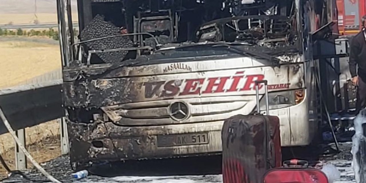 Seyir halindeki Nevşehir Seyahat'e ait yolcu otobüsü yandı