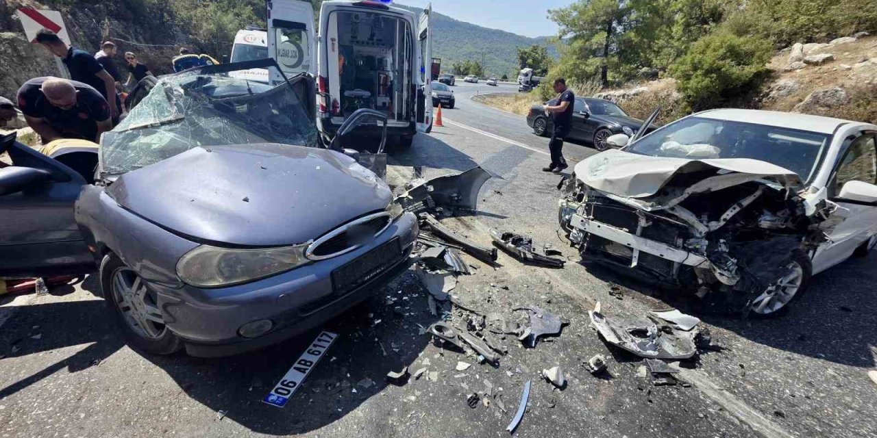 Akseki'de iki otomobilin çarpıştığı feci kazada 8 yaralı