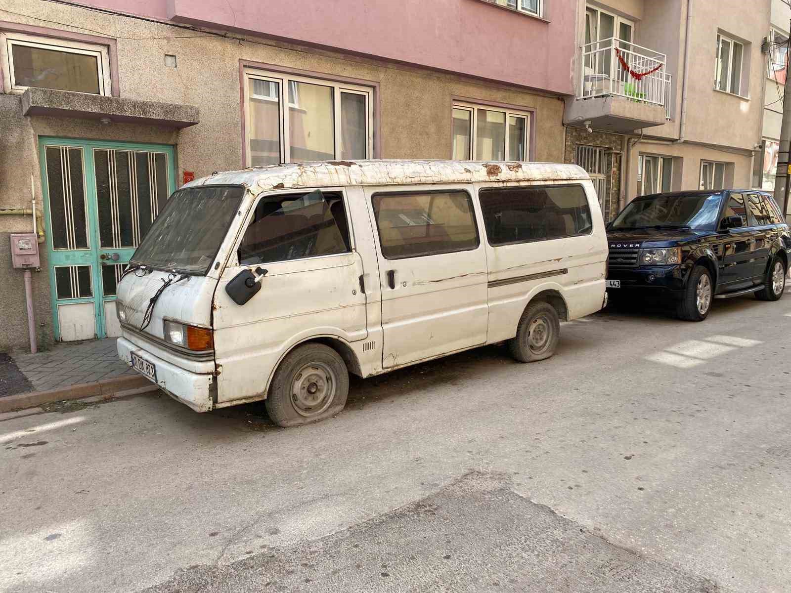 Eskişehir'de mahalleli bu aracın sahibini arıyor! Camları kırık lastikleri patlak