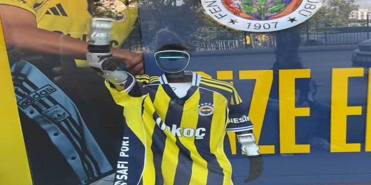 Fenerbahçe forması giyen insansı robot ilgi odağı oldu