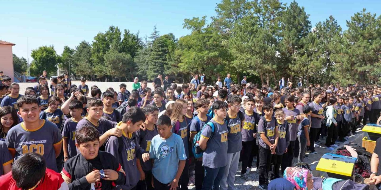 Okul müdürü son yolcuğuna görev yaptığı okuldan uğurlandı