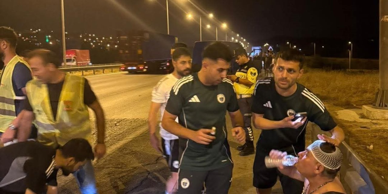 Kazaya denk gelen futbolcular yaralılara müdahale etti