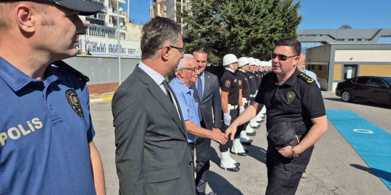 Yeni Emniyet Müdürü, kendisini karşılayan şehit babasının elini öptü