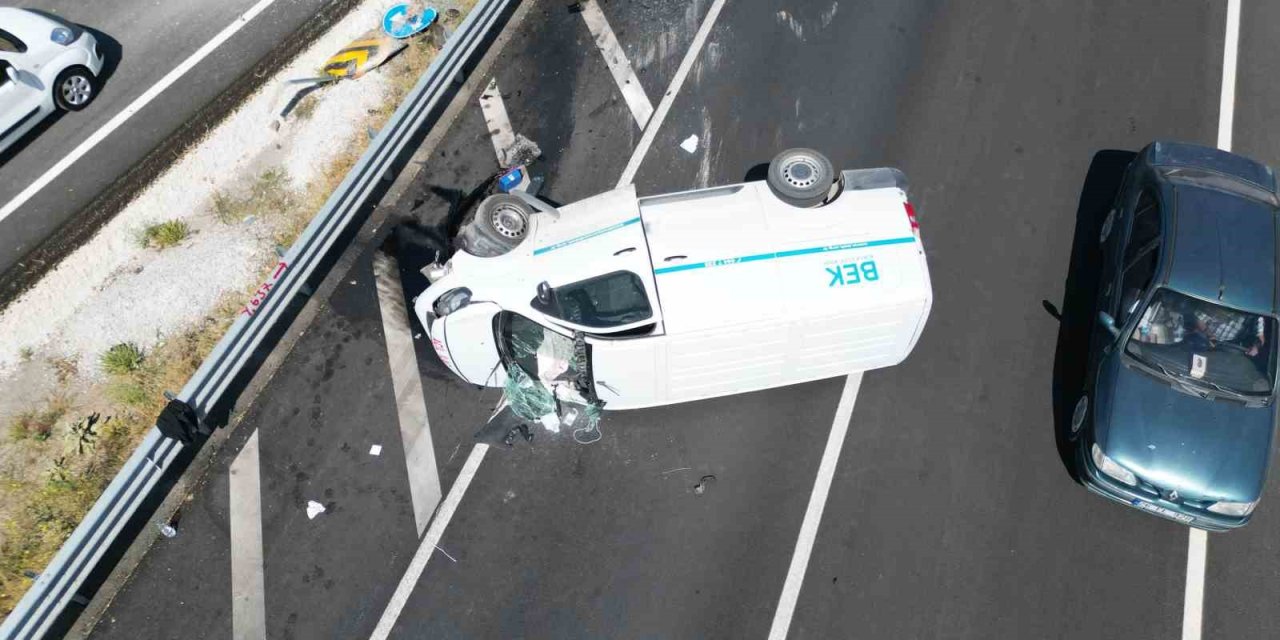 İlaç taşıyan araç bariyerlere çarparak devrildi
