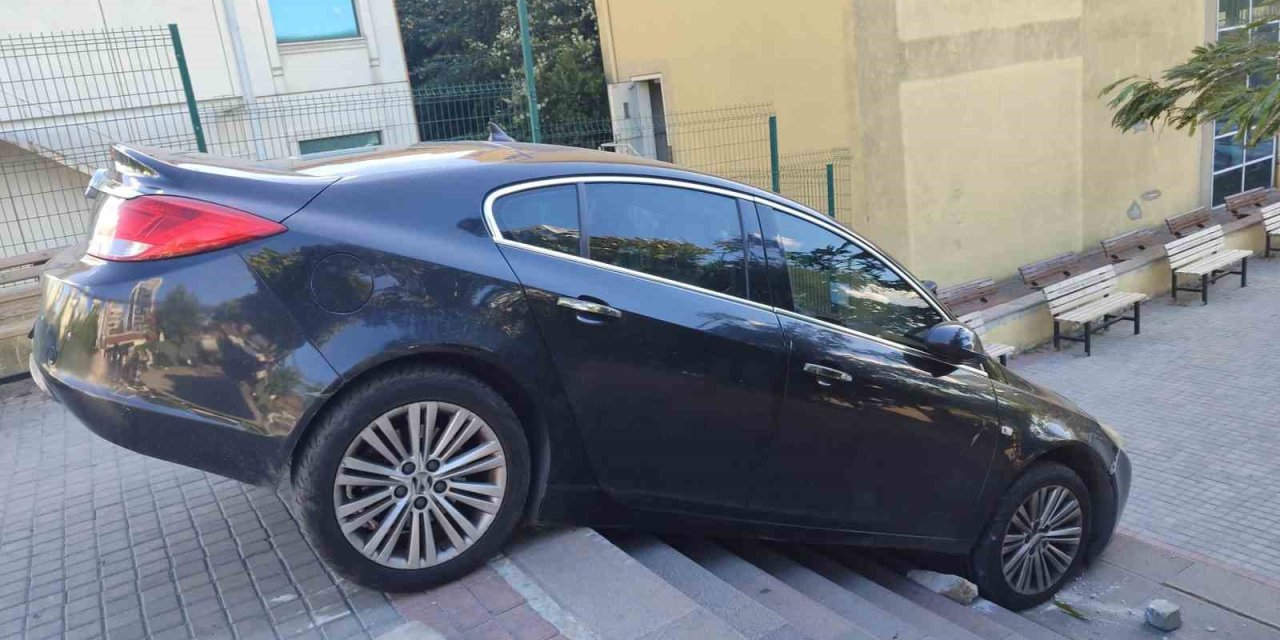 Yol zannedip merdivene sürdü, asılı kaldı