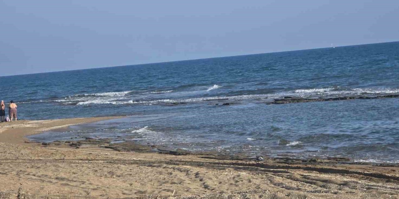 Ailesiyle birlikte geldiği sahilde denize giren adam boğuldu