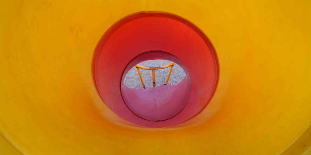 Kaydırağın Sonuna Güvenlik İçin Yapılan Demir Korkuluk Tehlike Saçıyor!