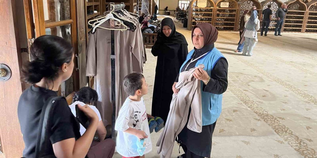 Tarihi cami ziyaretlerine kıyafet mecburiyeti getirildi