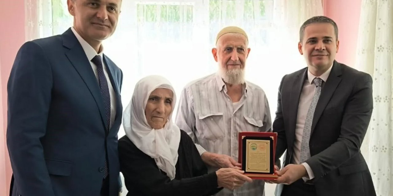 64 yılı devirdiler, plaketi aldılar