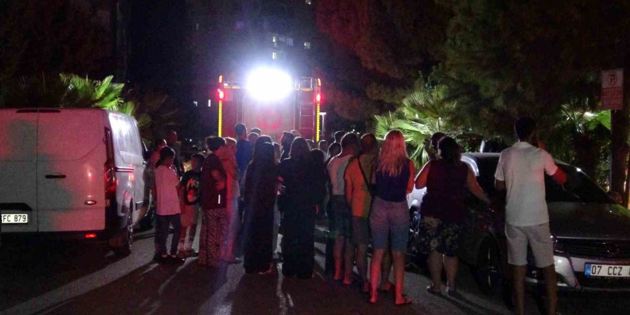 Antalya Kepez'de vatandaşı uykusundan eden yangın! Herkes sokağa çıktı