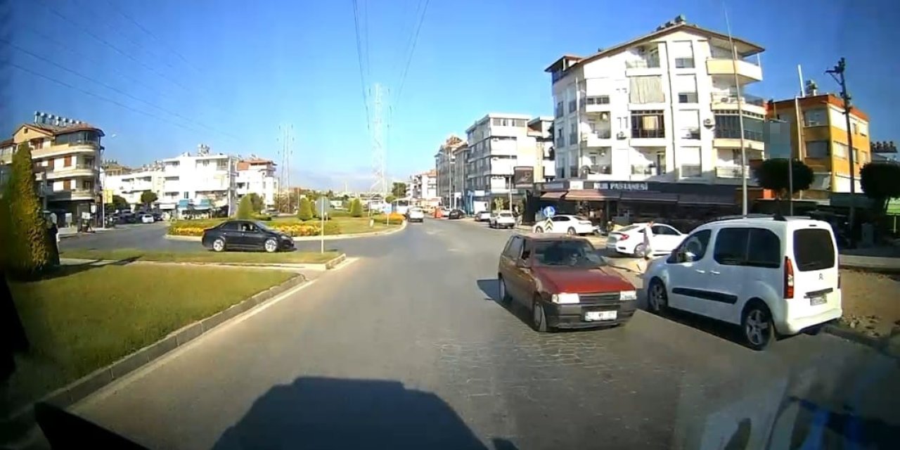 Dikkatli sürücü, 1 dakikada 2 kazayı önledi