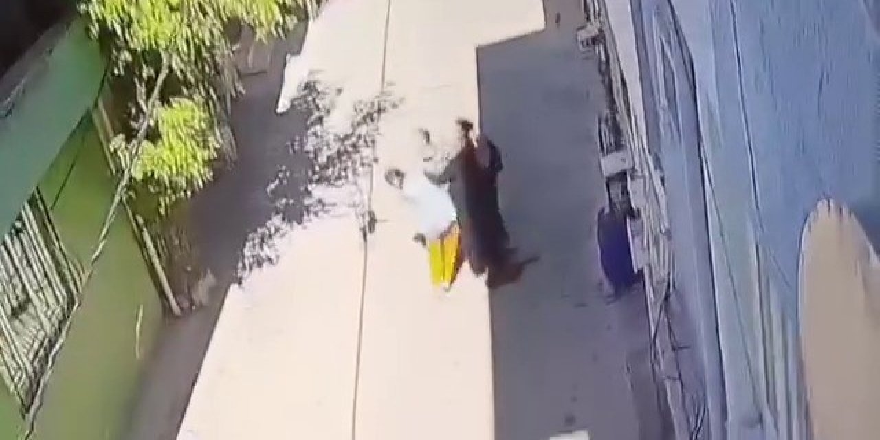 Kucağında çocuğuyla tekme tokat dövdüler