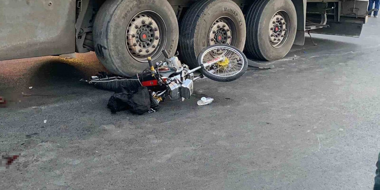 Motosikleti böyle ezdi: Sürücü yaralı, arkadaşı can verdi