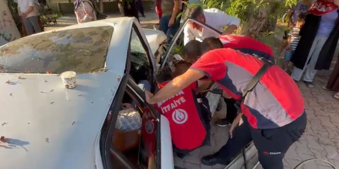 Otomobilde sıkışan yaralı, kapı kesilerek çıkarıldı