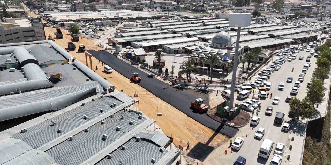 Antakya’nın inşa sürecinde kalbi olan prefabrik çarşının yolları asfaltlandı