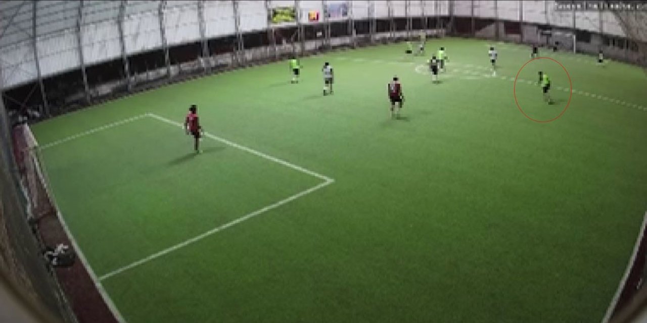 Halı sahada kalp krizi geçirerek hayatını kaybeden polis memurunun o anları kamerada