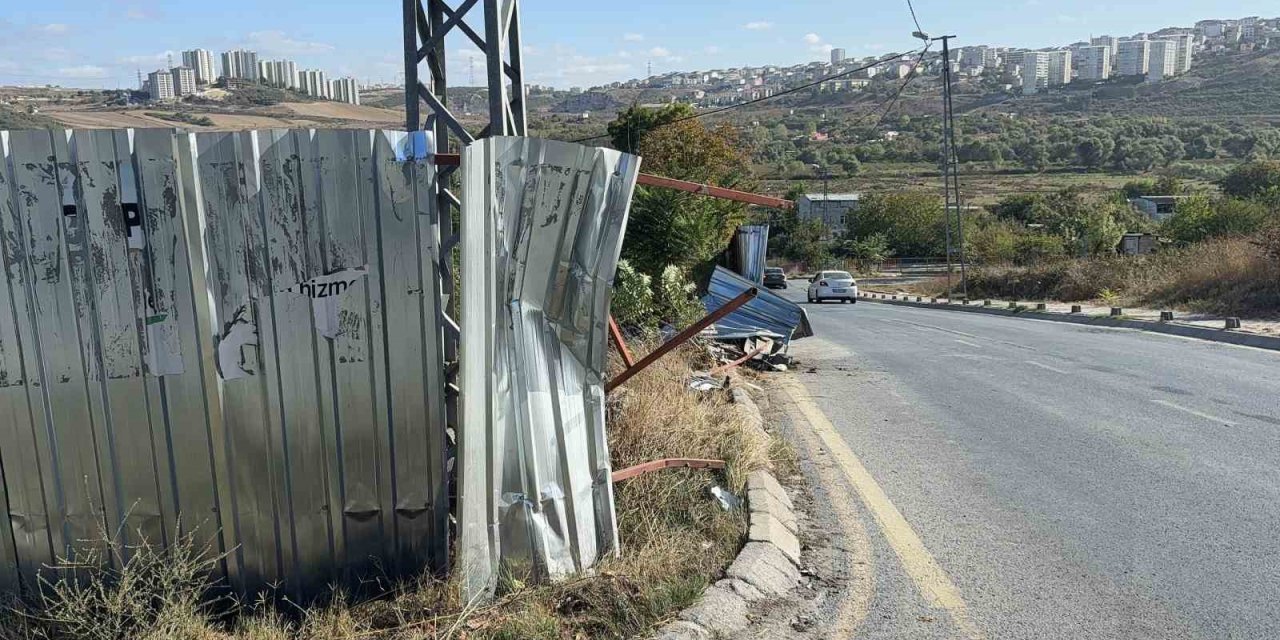 Bariyerden kopan demir, bacağına ok gibi saplandı