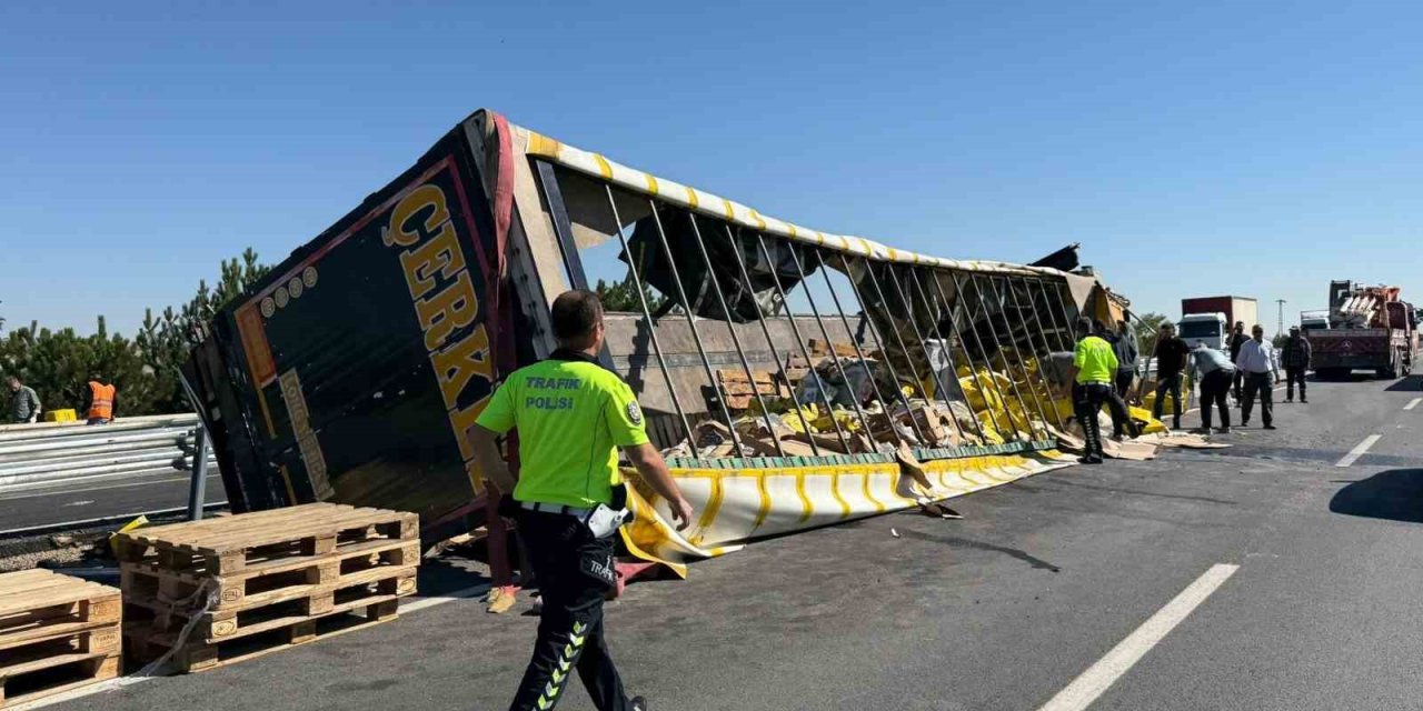 Afyon'da sıvı yağ yüklü tır devrildi