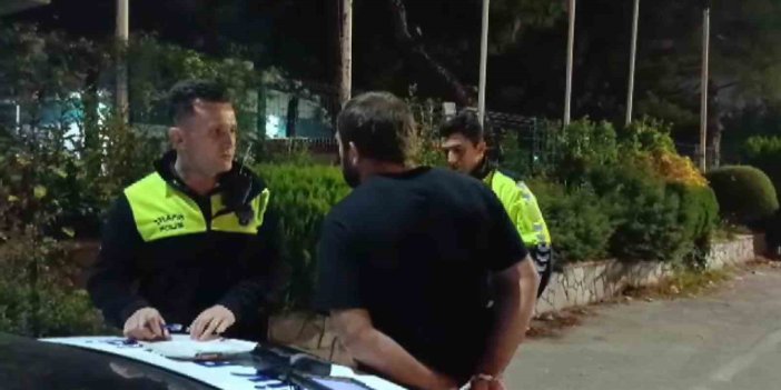 Kardeşinin kimliğini verip yırtmak istedi polisin gözünden kaçmadı